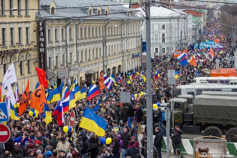 Москва весь мир против. Политический протест. Москва весь мир против. Антивоенная демонстрация в москве. Москва весь мир против.