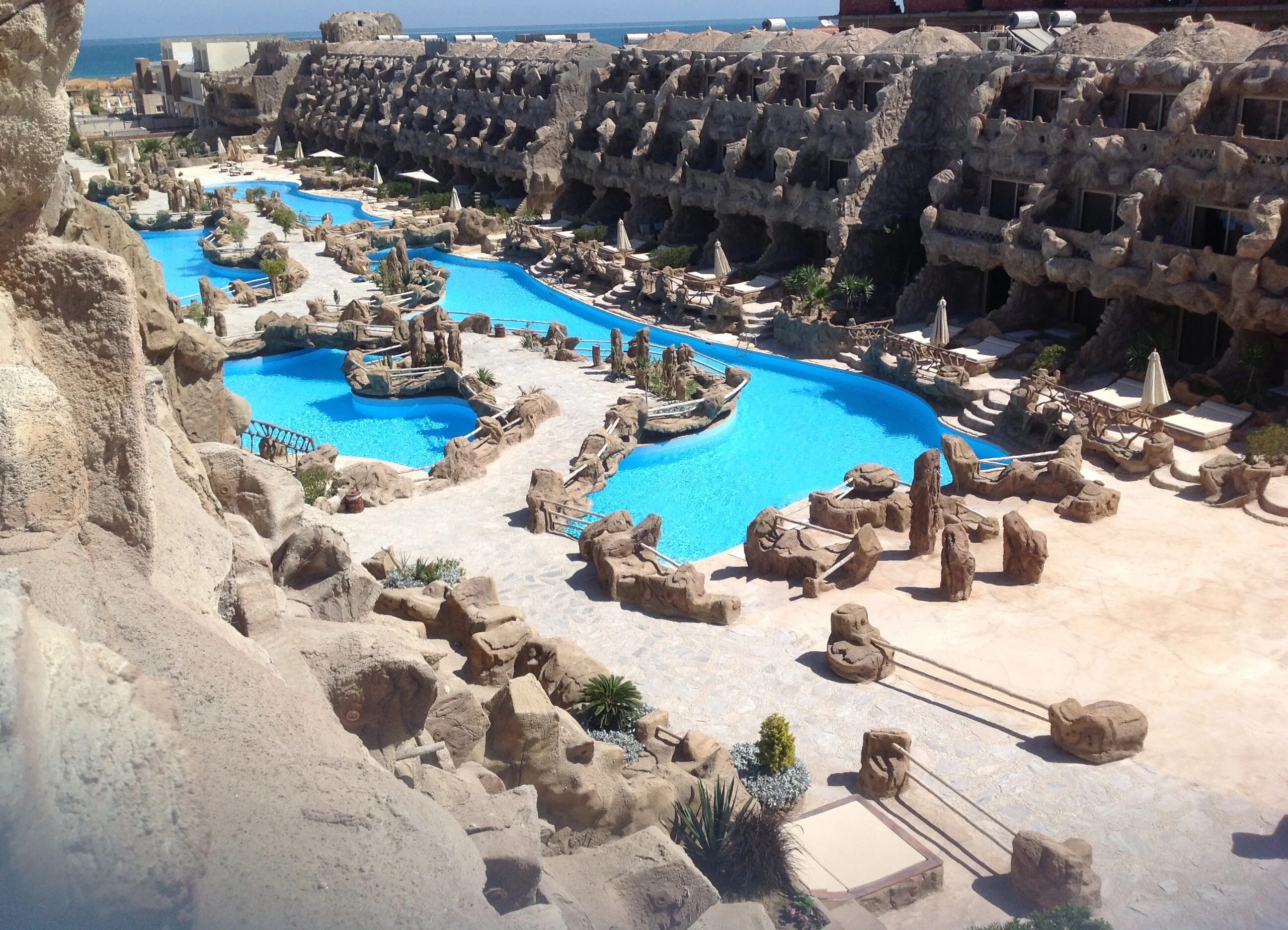 Отель кавес бич резорт хургада. Отель в хургаде caves beach resort. Египет отель пещера. Отель пещера в хургаде. Отель cave египет.