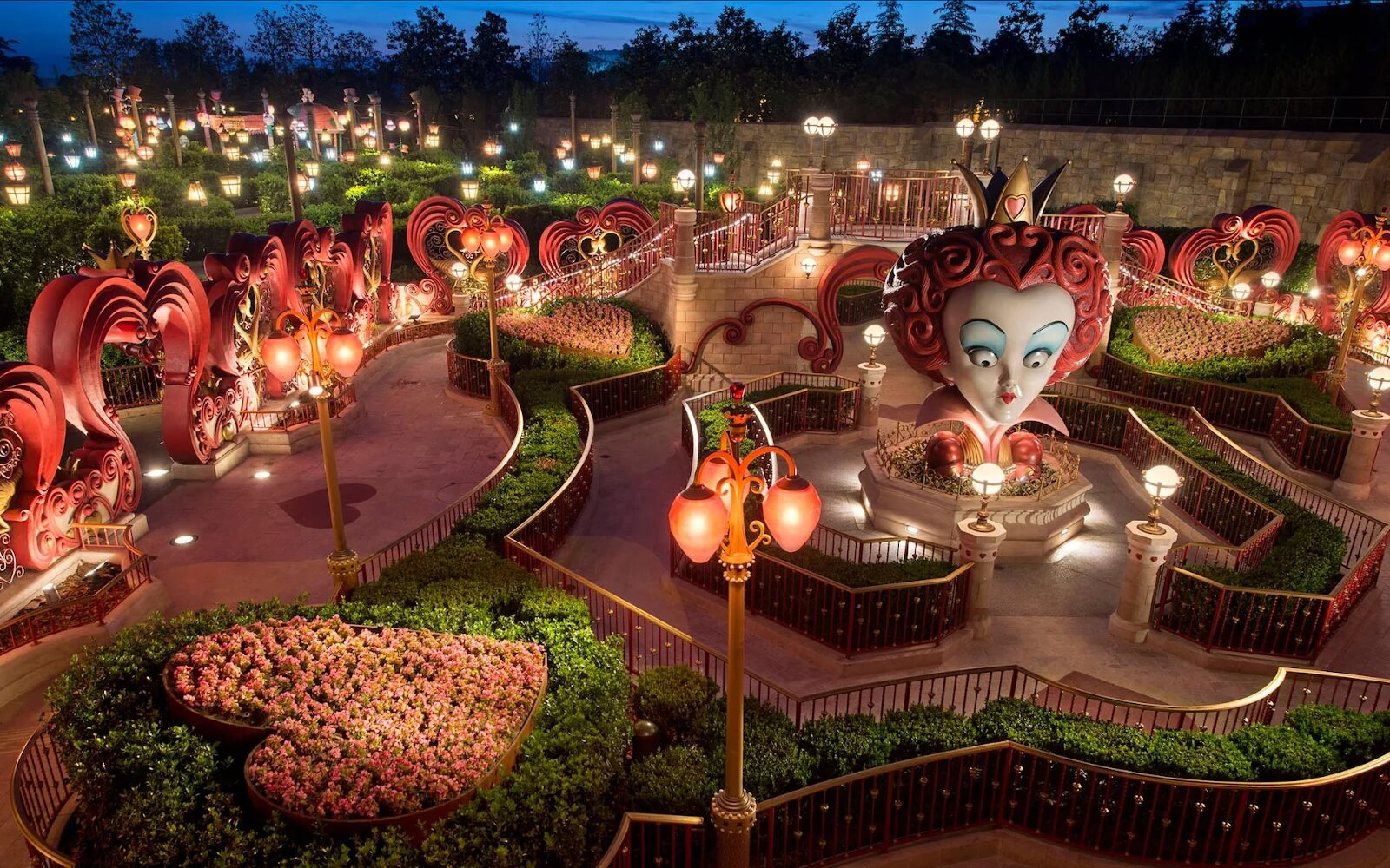 Страна развлечений. Fantasyland Диснейленд Париж. Диснейленд Лабиринт Алисы. Fantasyland (Страна фантазии) Disneyland Paris. Диснейленд (Шанхай) парки развлечений Walt Disney.