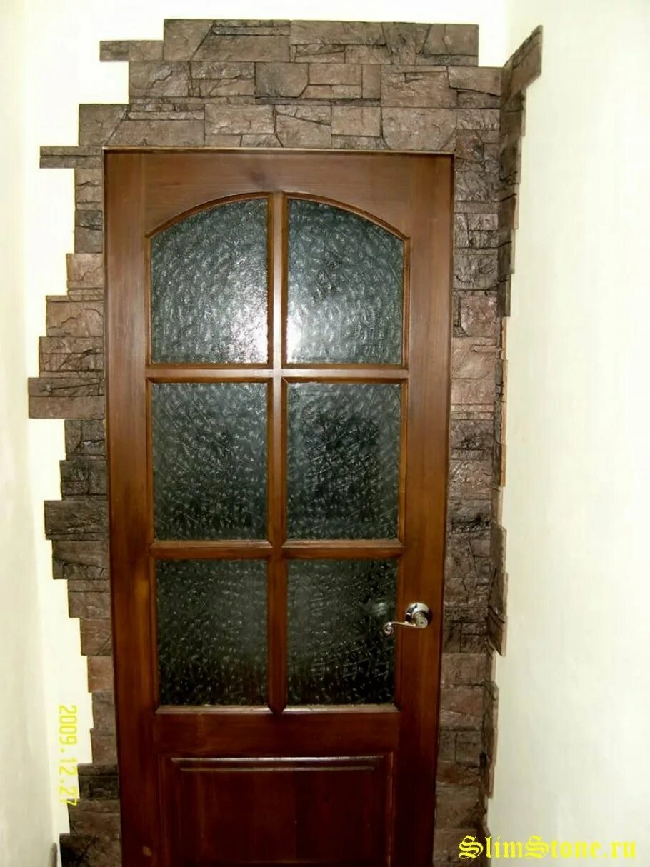 Откосы декоративным камнем. Отделка входной двери камнем. Отделка дверного проема декаративнымкамнем. Отделка входной двери камнем. Отделка входной двери декоративным камнем.