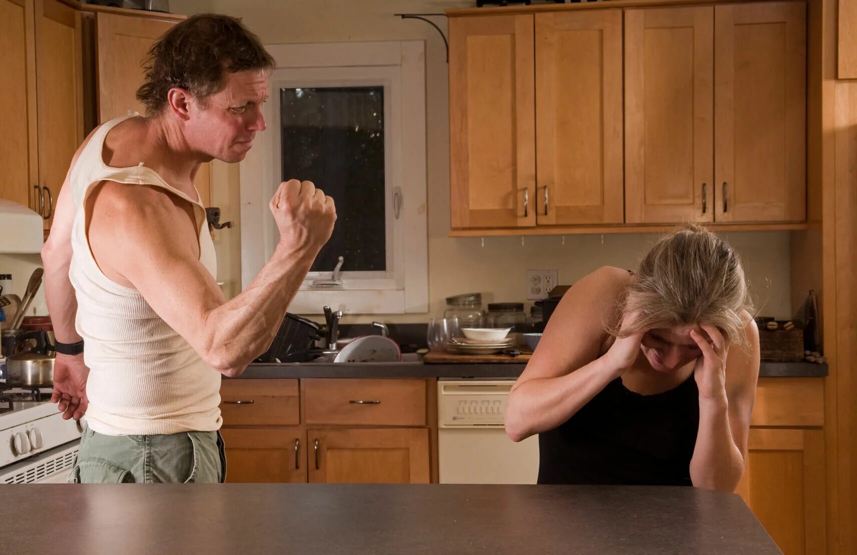 Тиран дома. Мужчина тиран и женщина. Муж деспот. Тиран дома. Домашний тиран мужчина.