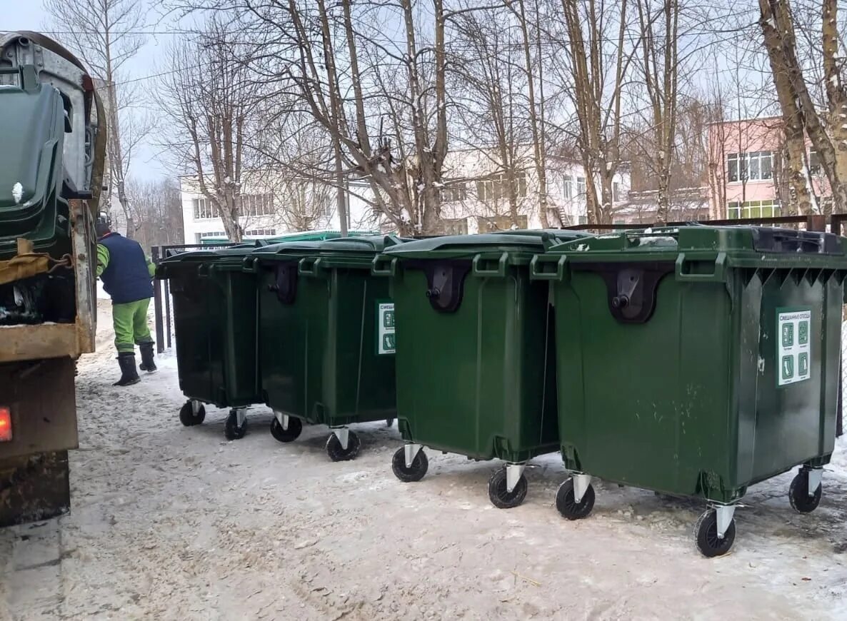 Мусорные баки уличные. Осипенко 51/1 мусорные баки. Мусорные контейнеры в соренто. Мусорные коробки. Осипенко 51/1 мусорные баки.