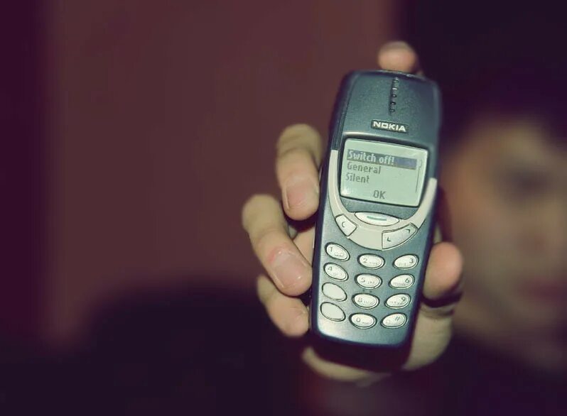 Старые Сотовые телефоны ностальгия. Sony старый мобильный. Культовые телефоны. Старые мобильные телефоны кнопочные производители. Музыка телефон папа