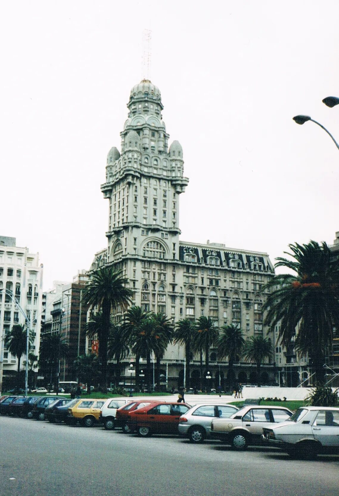 Монтевидео Палац Паласио Сальво. Дворец Сальво Уругвай. Монтевидео Уругвай.