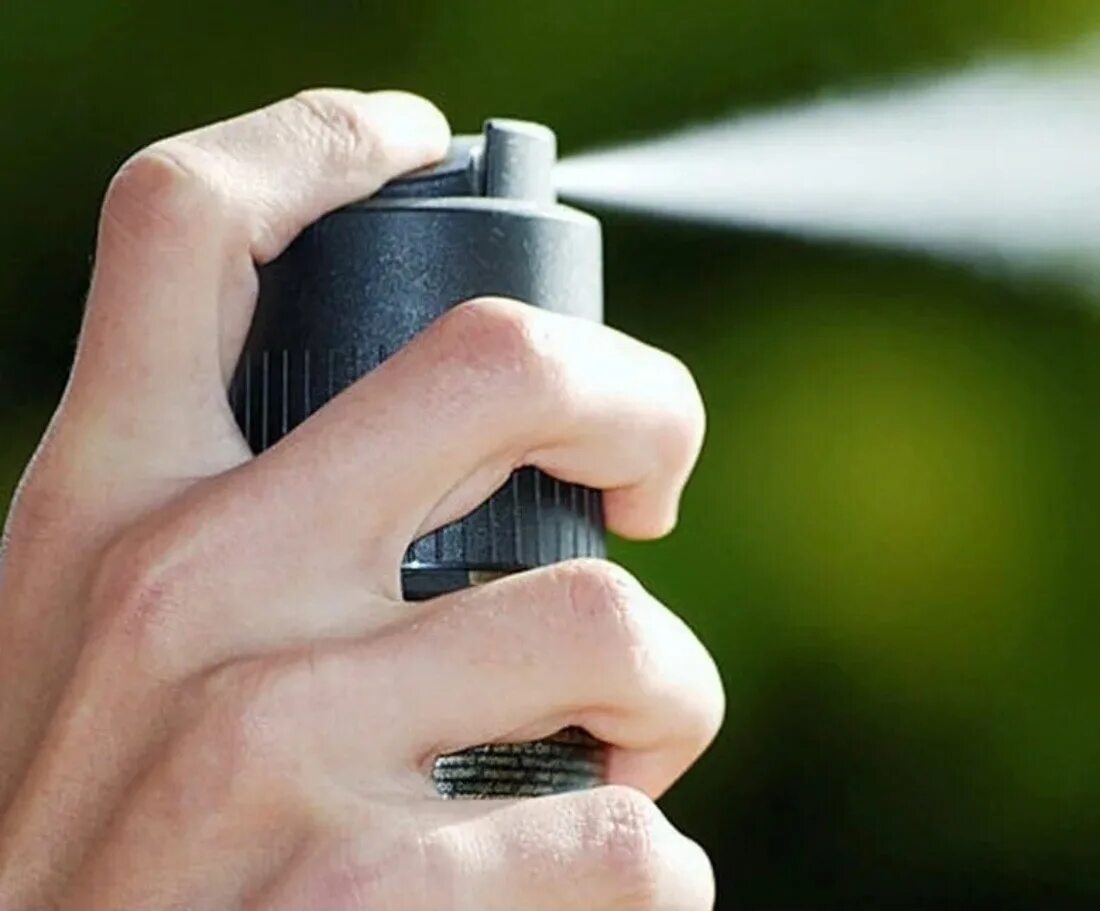 Газовый баллончик в лицо. Распылили баллончик в школе. Перцовый баллончик видео. Аэрозоль в воздухе. Распылили баллончик в школе.