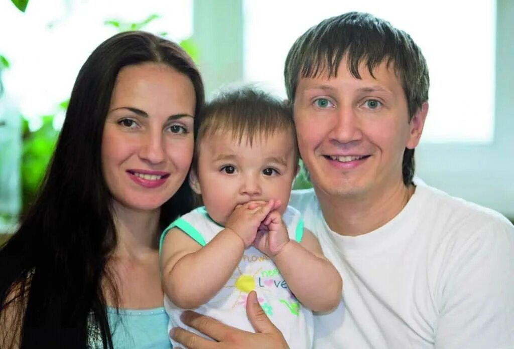 Папа целует маму. Видеть во сне младенца девочку. Во сне усыновить мальчика. Семья с усыновленными детьми. К чему снится приютить ребенка.