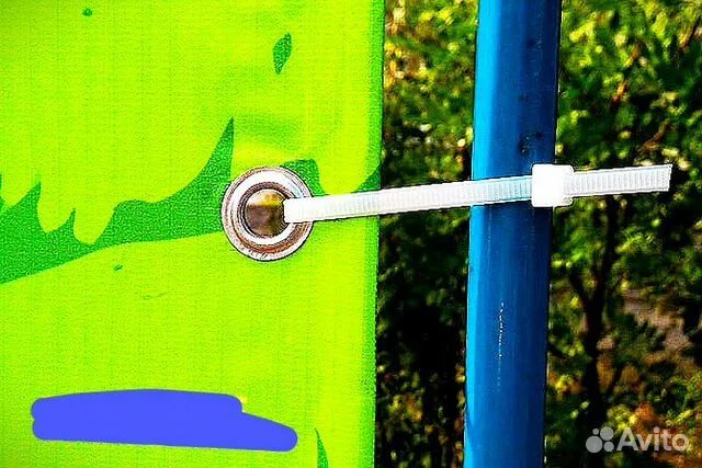 Крепление баннера на тросах. Крепеж для баннерной конструкции. Конструкция для крепления баннера. Крепление баннера. Крепление для баннера.