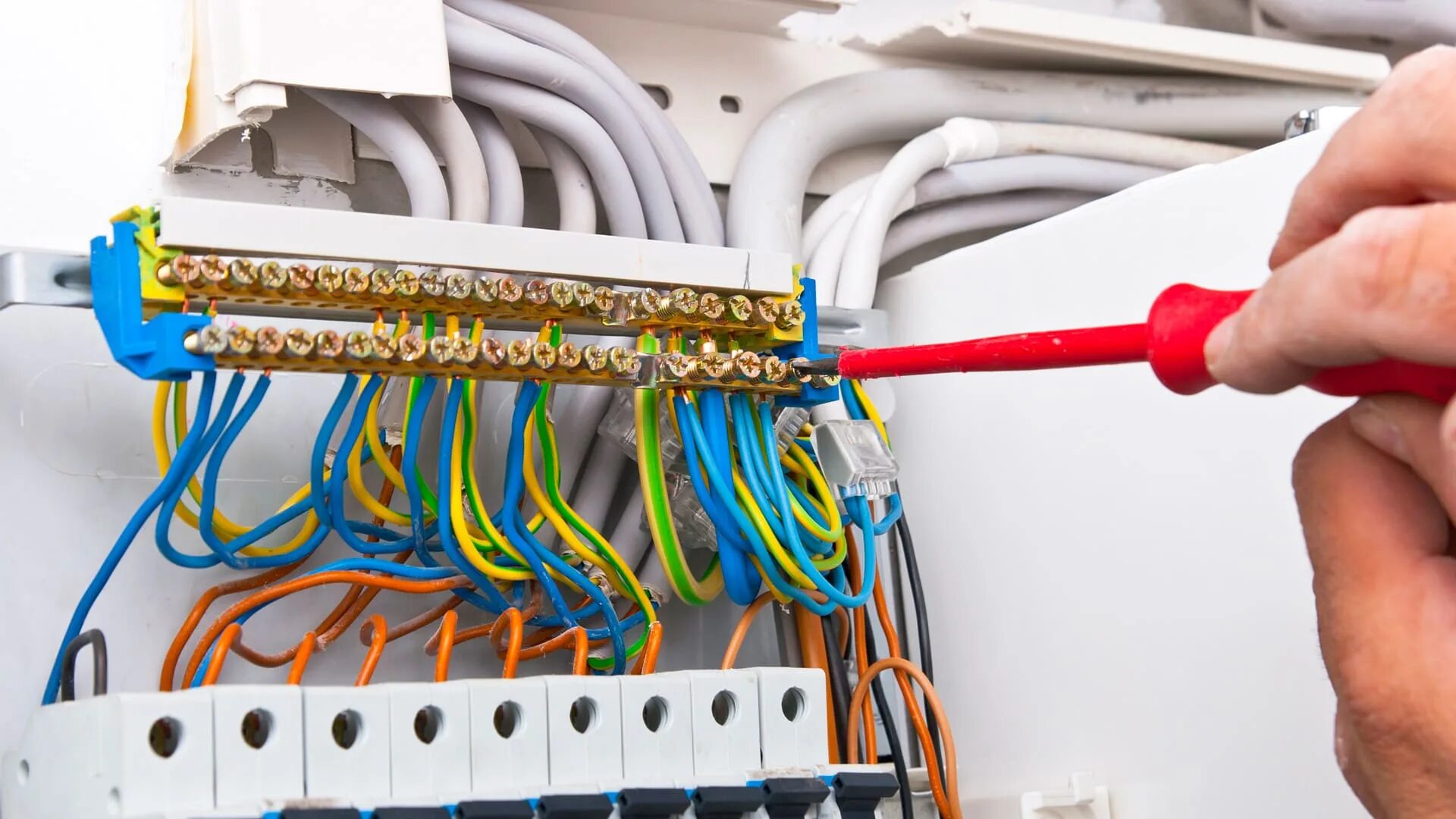 черновая электрика в квартире. монтаж электрики в квартире. черновая электрика в квартире. электромонтаж в доме. монтаж электрики в доме.