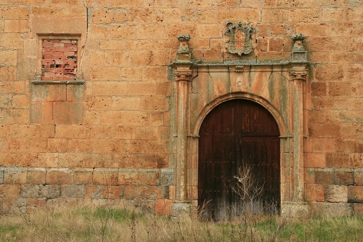 Откройте дверь руин. Открытые ворота крепости. Историческая кирпичная арка. Старинные ворота в стене. Старые ворота в замках.