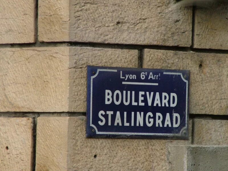Улицы названные в честь городов. Бульвар Сталинград в Париже. Улица Сталинград в Париже фото. Улицы Сталинград в Европе. Улицы с названием Сталинград в Европе.