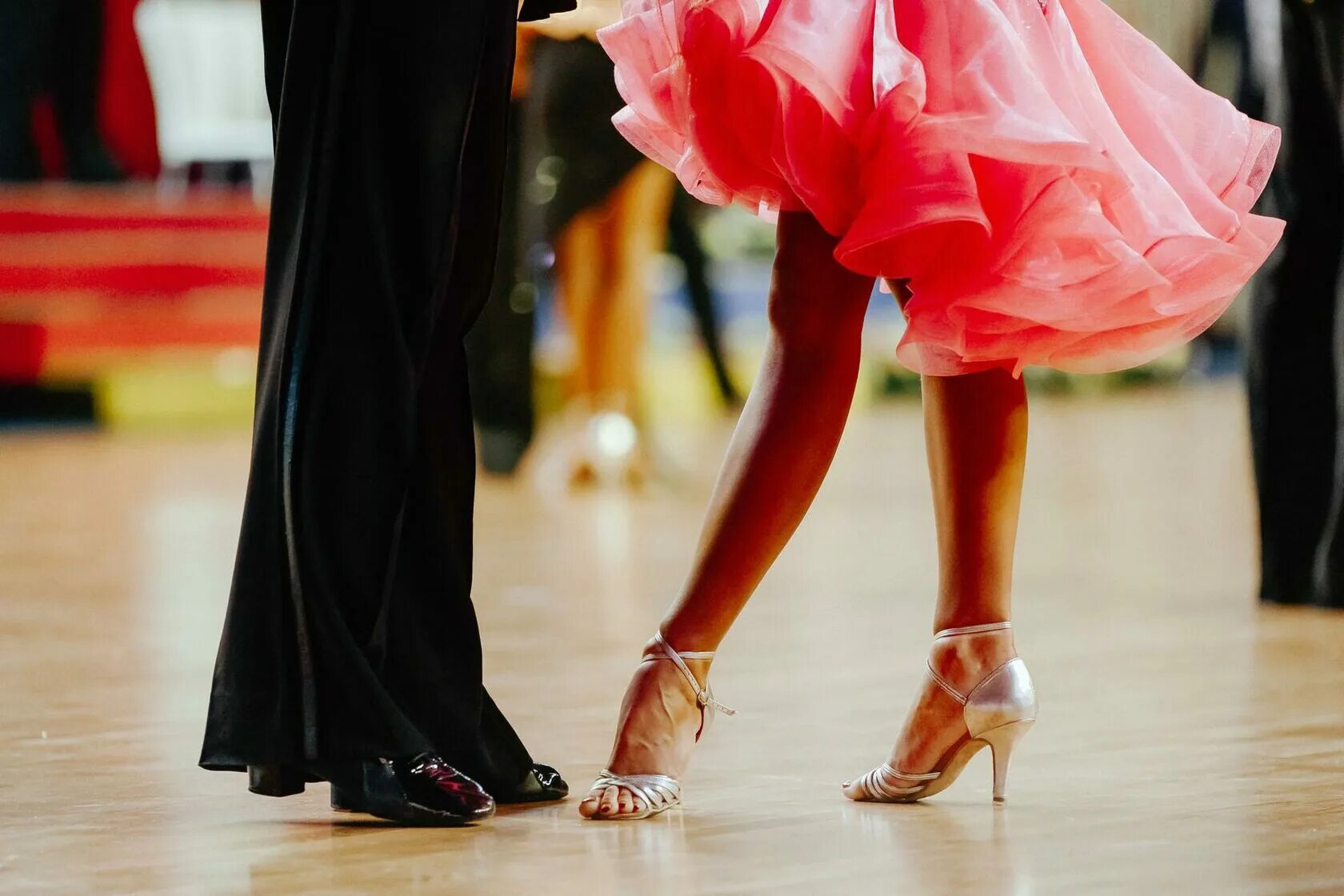 Маленькие и большие танец. Бальные танцы ноги. Танцоры бальных танцев. Бальные танцы девушки. Платье и туфли для бальных танцев.