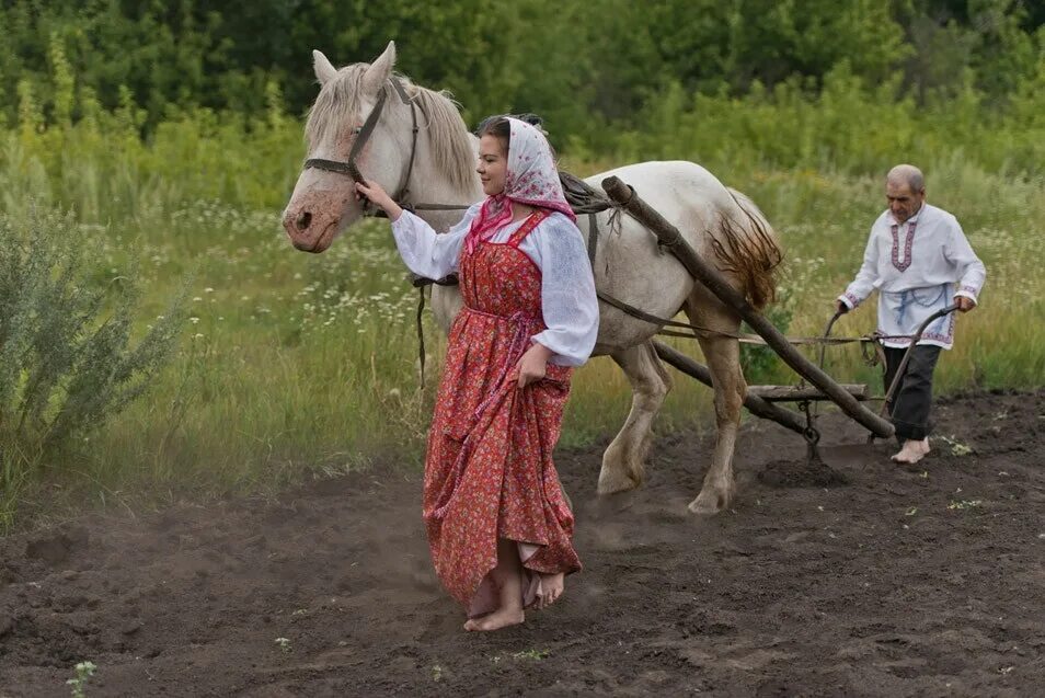 Два землепашца. Крестьянин на лошади. Женщина пашет. Крестьянин пашет. Крестьяне на пашне.