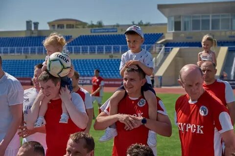 Матч по футболу между 4 классами начался