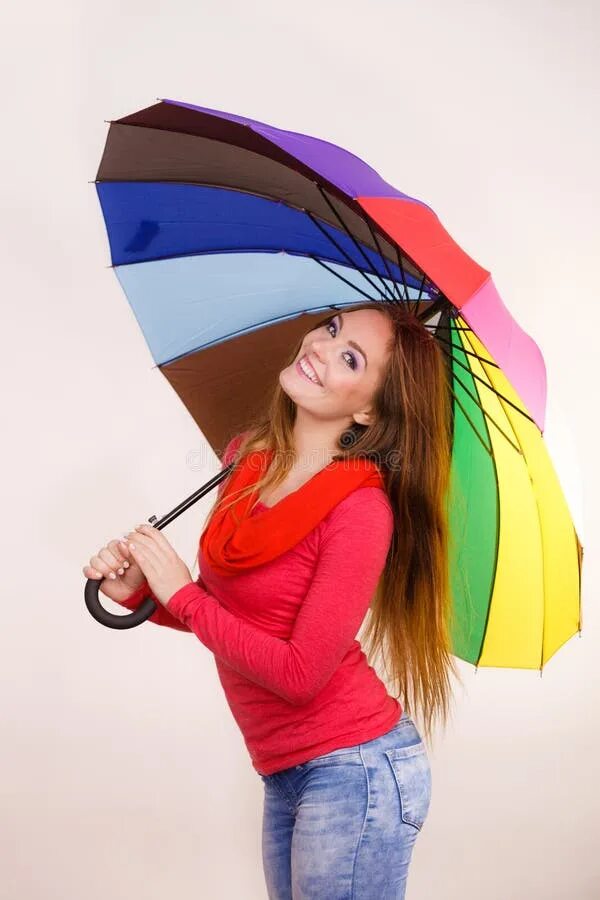 Зонтик сидит. Образ с цветным зонтом. Девушка с разноцветным зонтом. Девушка с оранжевым зонтиком. Разноцветный зонт женщина.