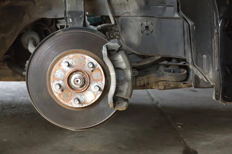 Brake in the car. Диск тормозной передний на машине. car brake disk. тормозной диск передний фото на машине. покажи передний тормозной диск автомобиля 21 10.