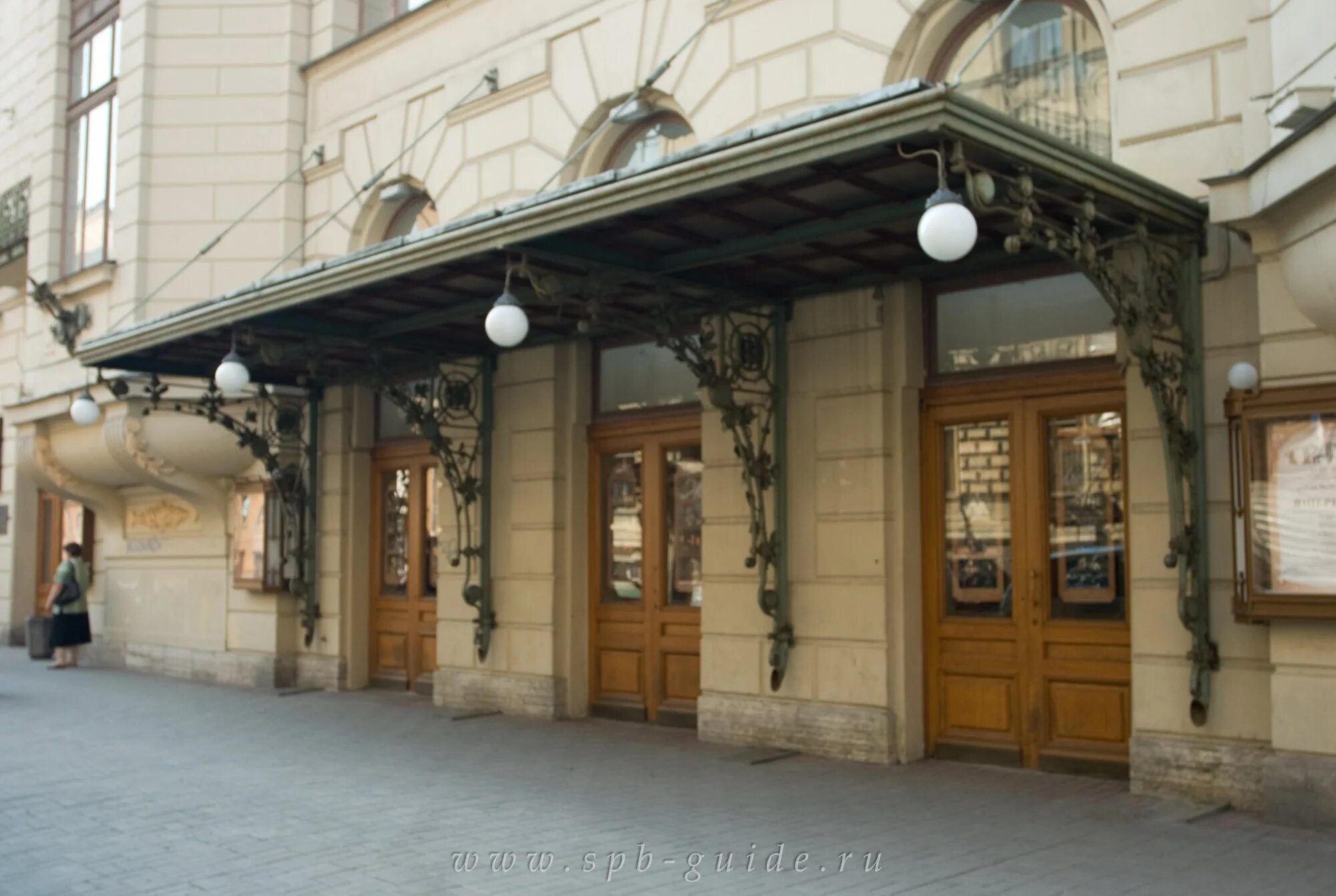 Учебные театры санкт петербурга. Театр на Моховой Санкт-Петербург. Учебный театр на Моховой. Моховая улица учебный театр Санкт-Петербург. Моховая 35 Санкт-Петербург.