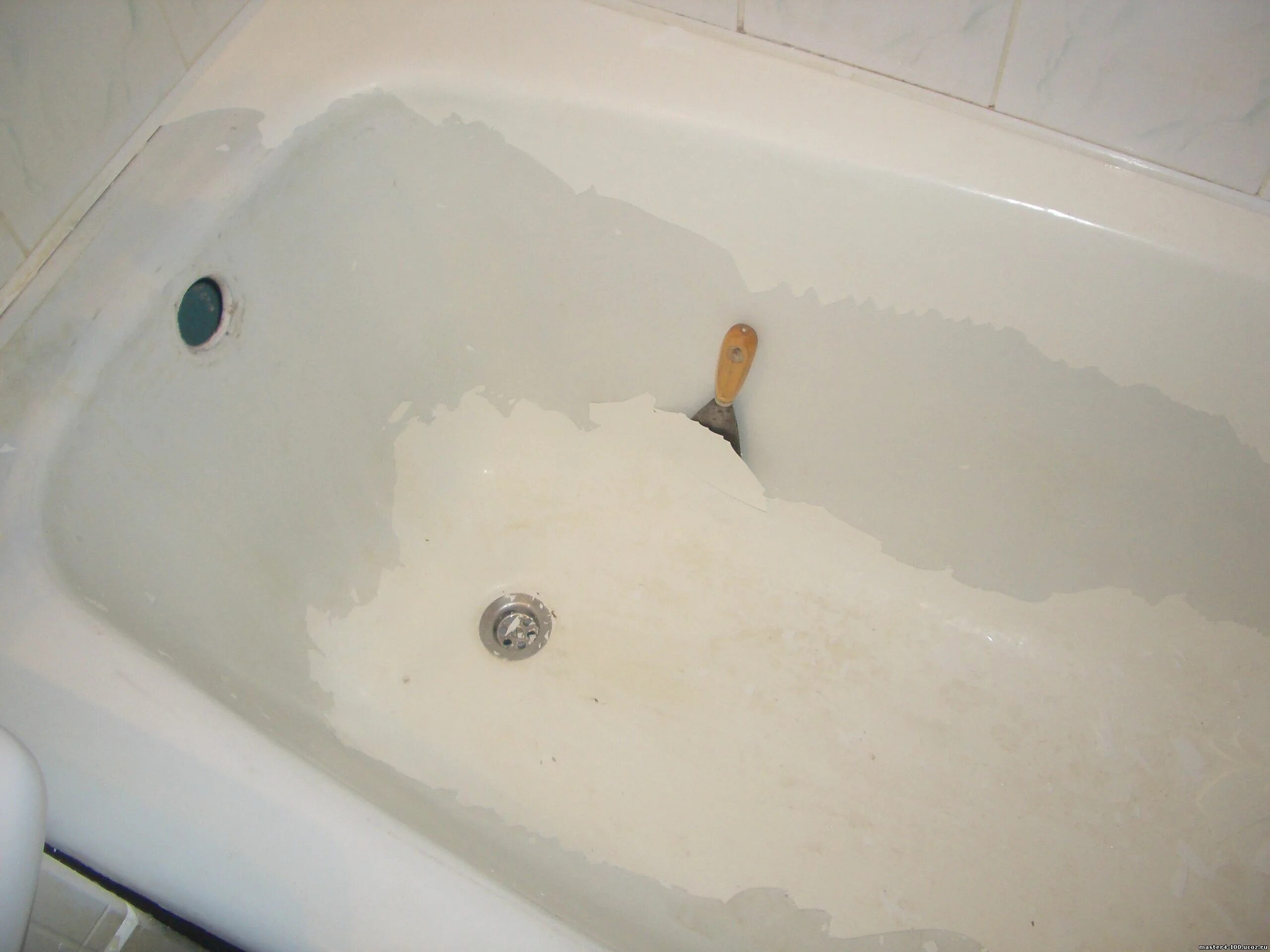 Демонтаж акриловой эмали ванной. Шпатлёвка для ванны чугунная. Жидкий акрил для ванны. Акриловое покрытие ванны. Покрытие для ванны.