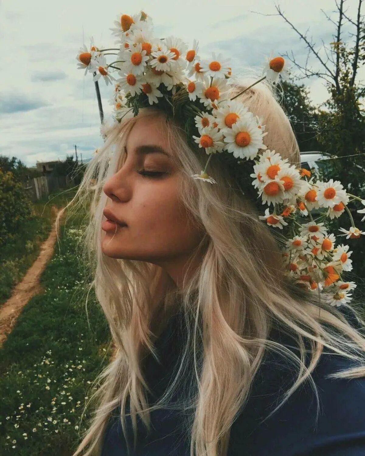 Блондинка подросток. Плачущая девушка арт. Елена вихлянцева тумблер. Яна зорина пермь. Девушка в цветах рисунок.