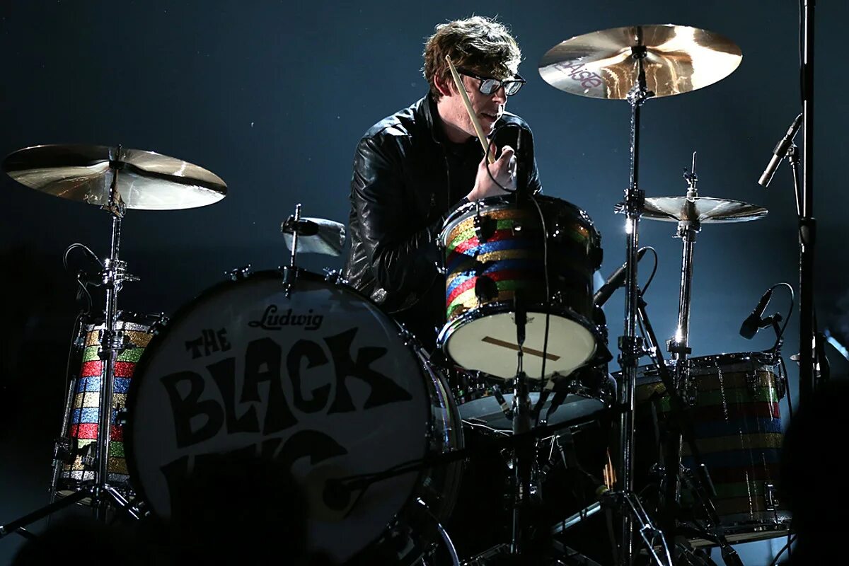 Patrick Carney. Патрик барабанщик. Jet Black барабанщик. Харри Карни музыкант. Pat live