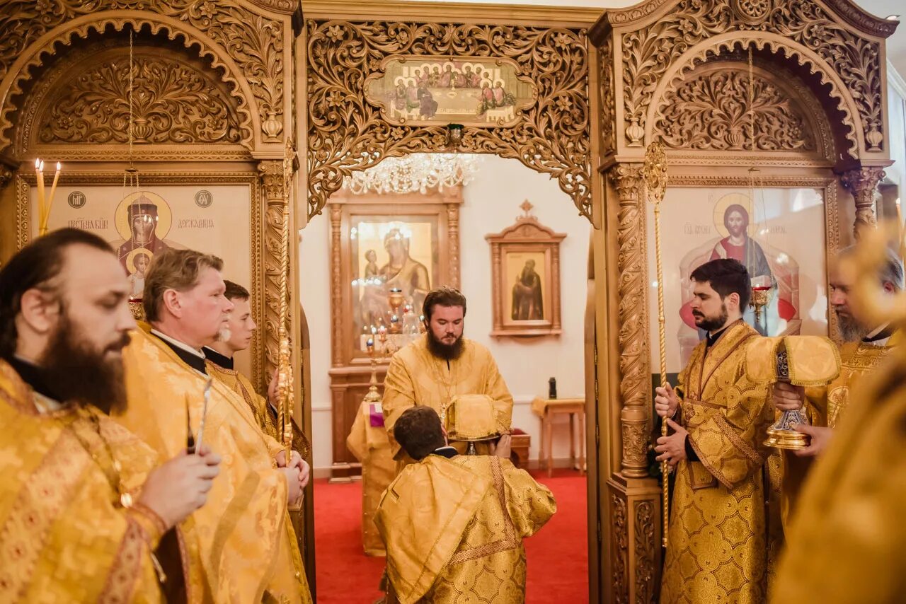 Храм в честь иконы божией матери троеручица. Расписание богослужений троеручицы в орехово борисово. Икона троеручица в храме богородице на гончорной улицу. Храм троеручицы в орехово-борисово настоятель. Храм богородицы орехово зуево расписание служб.