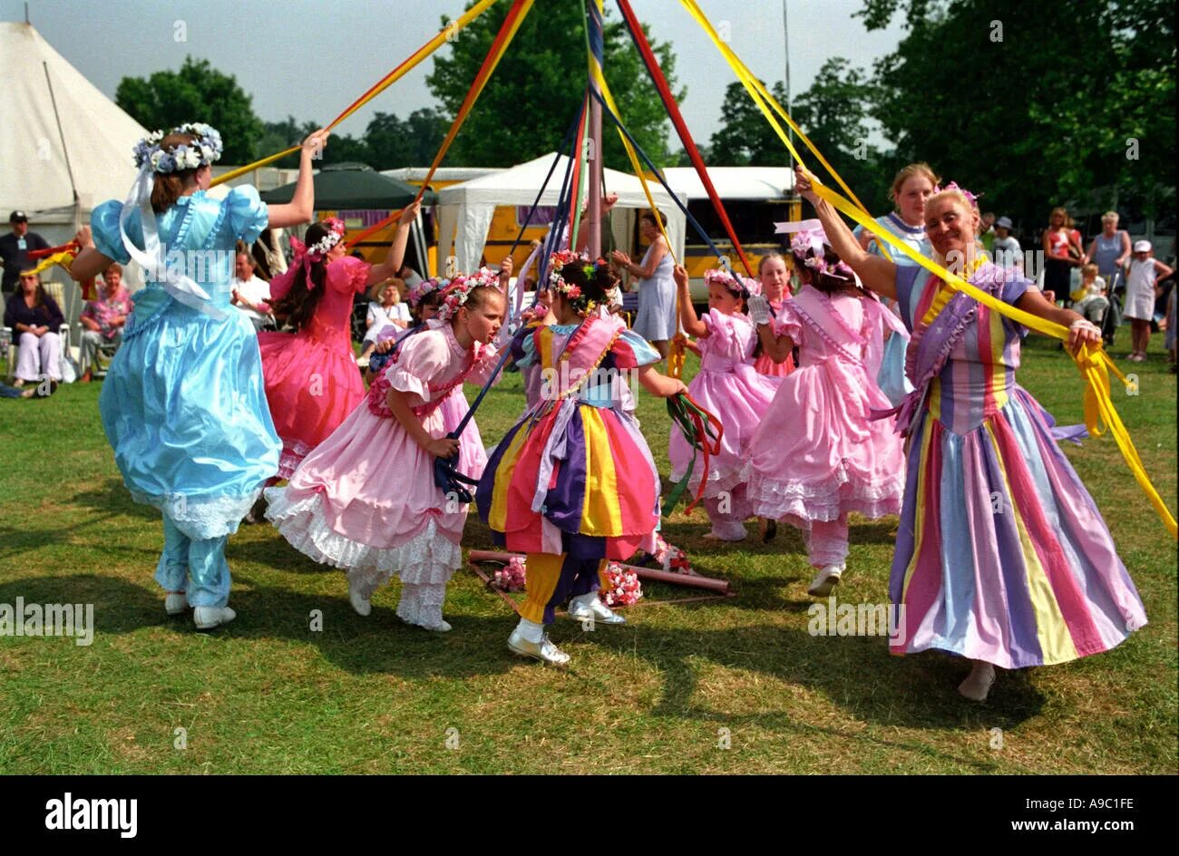 Мэй Дэй праздник. Праздник Maypole в Великобритании. Майское дерево. Танцы вокруг майского дерева в Великобритании.