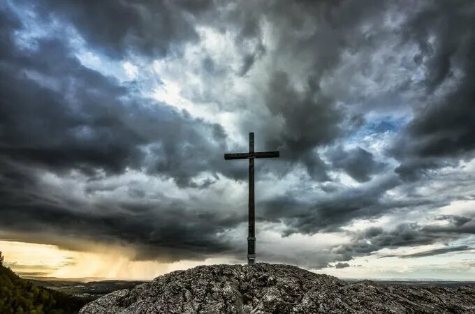 Крест на холме с голубым небом фото Der Geist Gottes, der Jesus von den Toten auferweckt hat, lebt in dir! Römer 8,