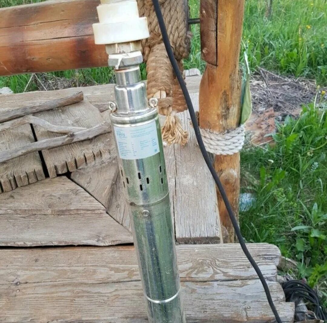 Акватек насос для скважины 3куб. Схема установки скважинного насоса в трубу. Насос унипамп для скважины поверхностный 1100вт. Схема подключения скважинного насоса с колодцем. На какой глубине устанавливается насос в скважине.