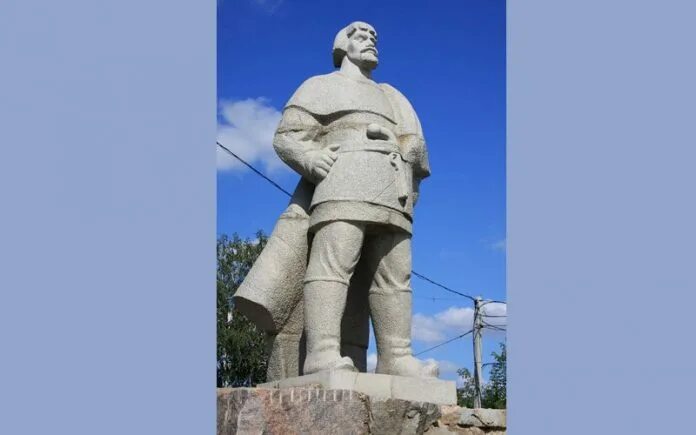 Памятник пугачева саранск. Памятник емельяну пугачеву. емельян пугачев памятник в саранске. памятник пугачеву в саранске. памятник е пугачеву саранск.