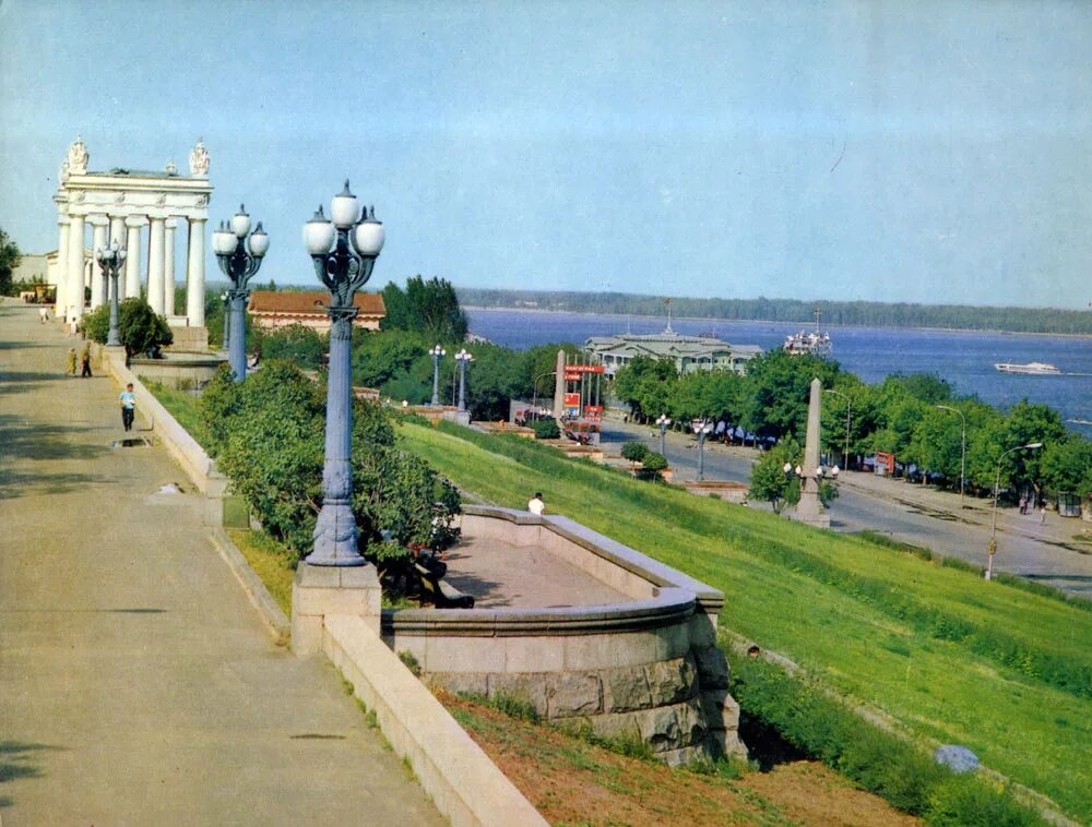 Волгоград советский вода. Центральная набережная Волгограда. Набережная реки Волга центр Волгоград. Река в Волгограде на центральной набережной. Набережная Волгоград СССР.