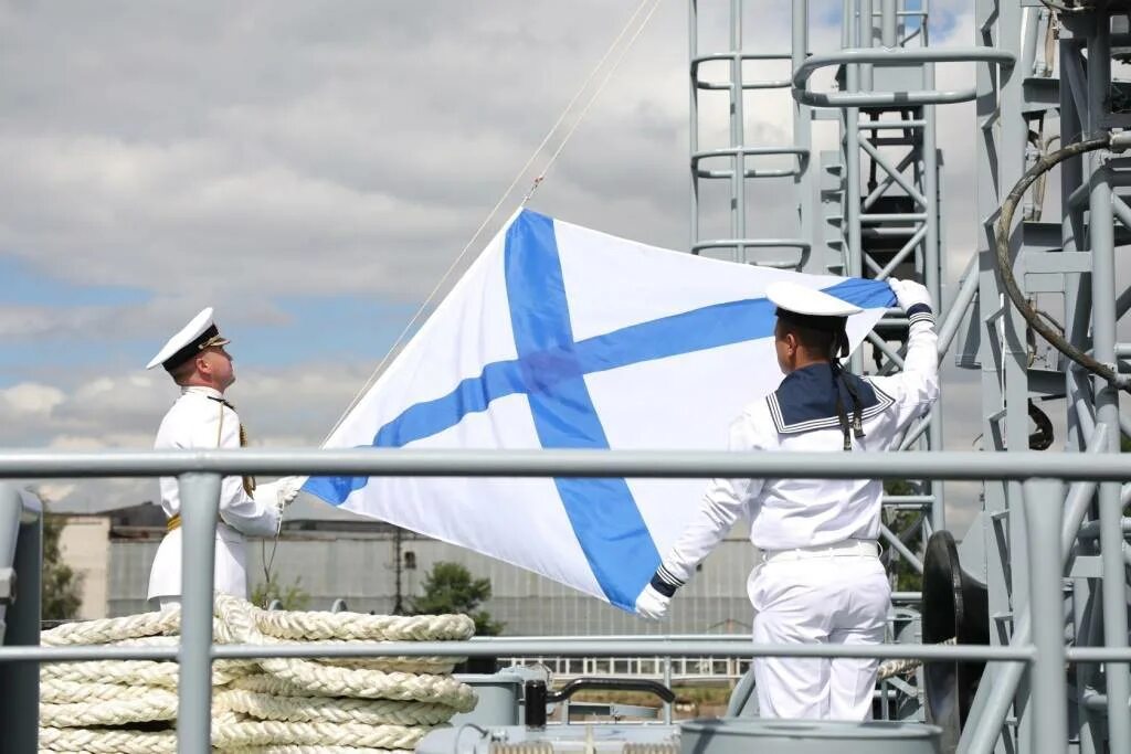 Корабль ВМФ России с Андреевским флагом. Андреевский флаг ВМФ России военно морской флот. День военно-морского флота Андреевский флаг.