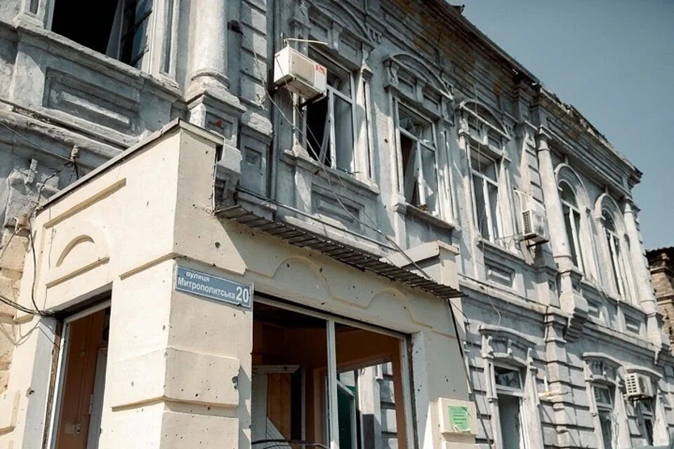Мариуполь здание. Восстановление мариуполя. мариуполь улица митрополитская. восстановленные дома в мариуполе.