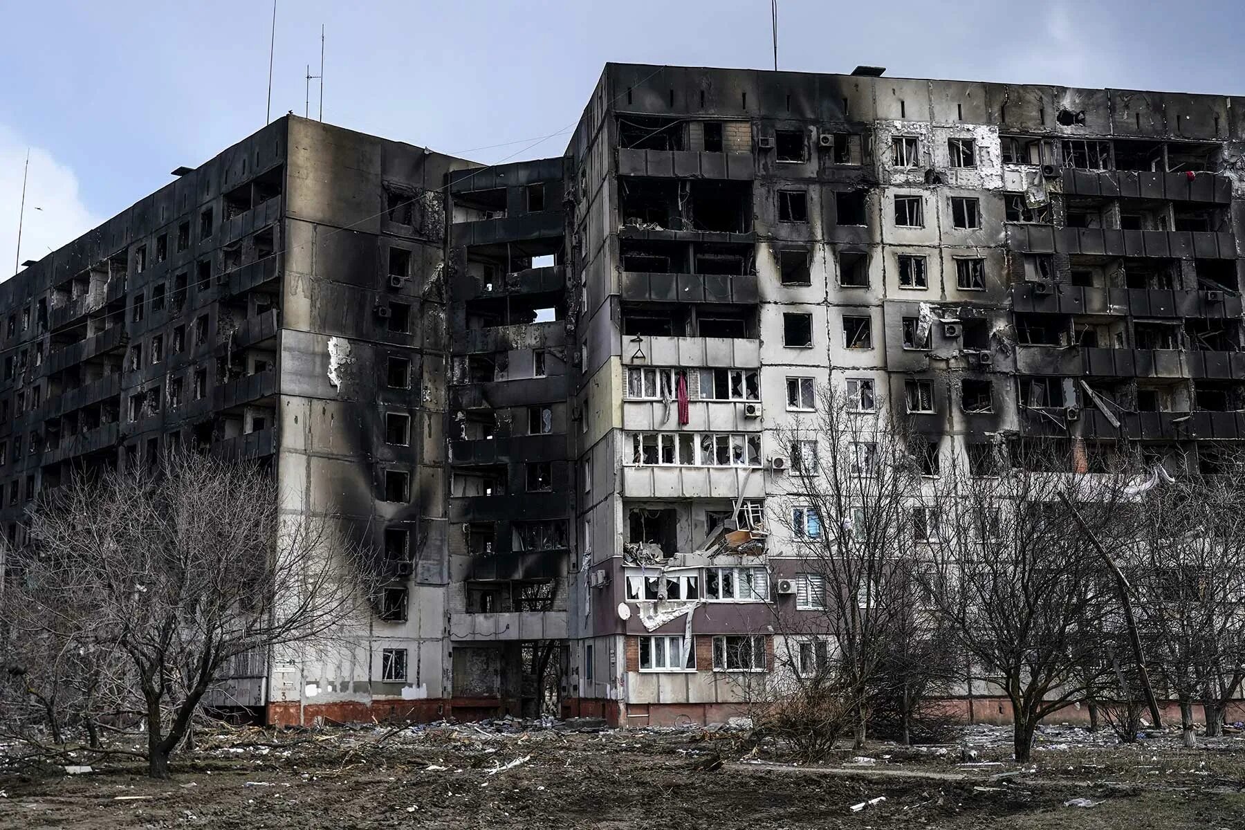 Кадры разрушенного Мариуполя. Мариуполь города Украины. Мариуполь после обстрела 2022. Мариуполь разрушенное здание.