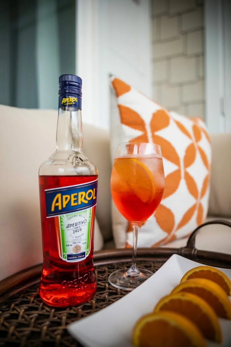 С чем пьют апероль в домашних. Aperol Spritz коктейль. Эвервес Апероль. Апероль голубой. Плед Aperol Spritz.