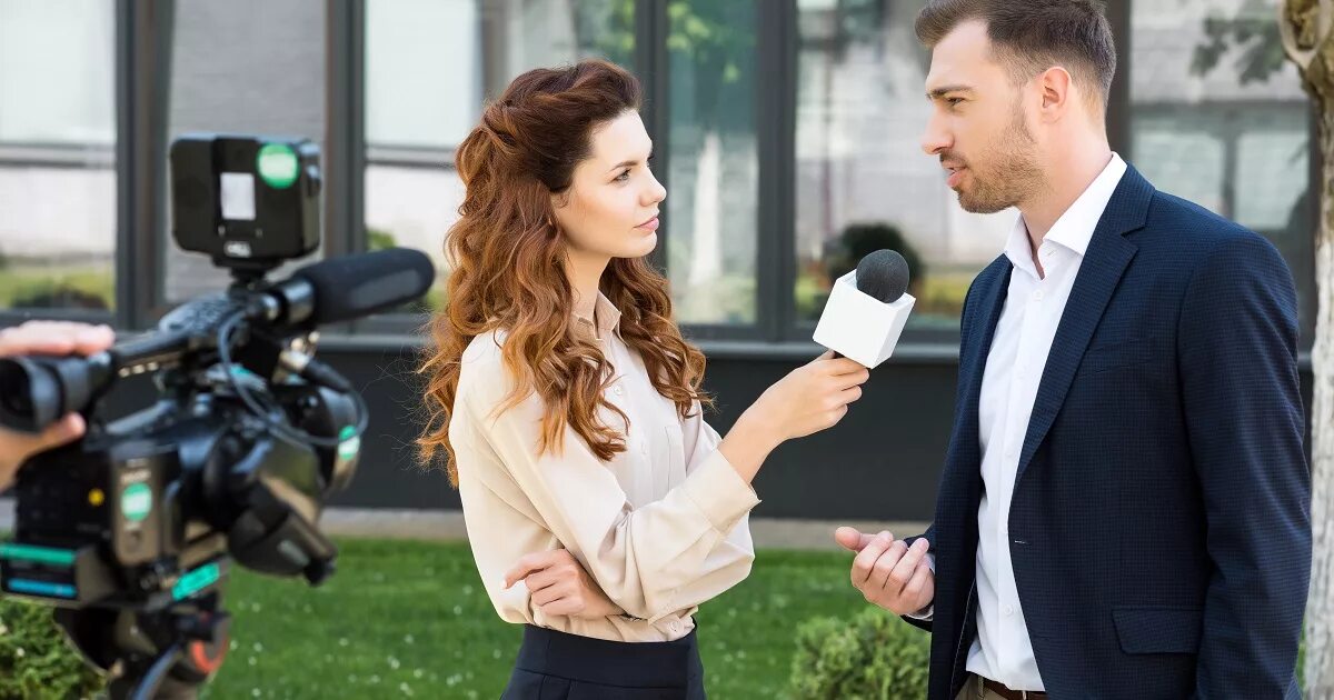 Общается с журналистами