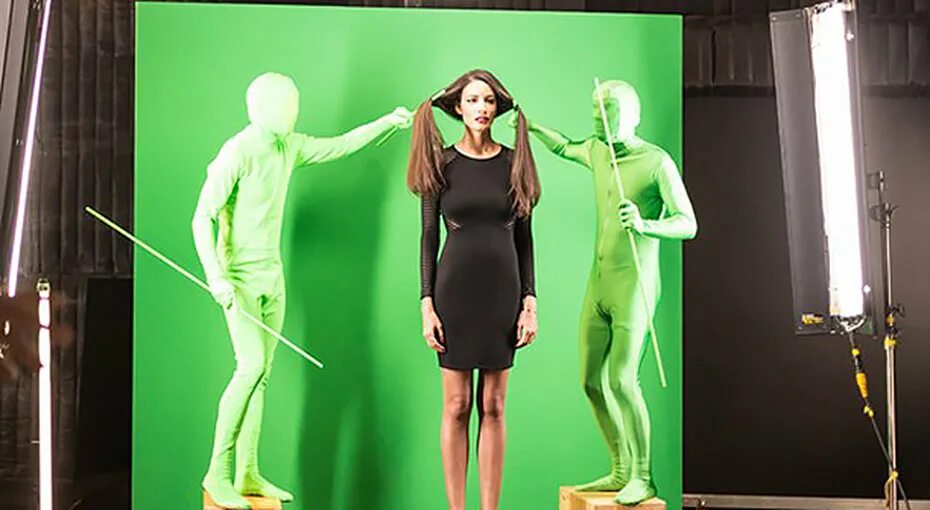 Люди снимающиеся в рекламе. Зелёный костюм для съёмок. Съемки рекламы шампуня. Хромакей в рекламе. Сняться в рекламе без опыта.