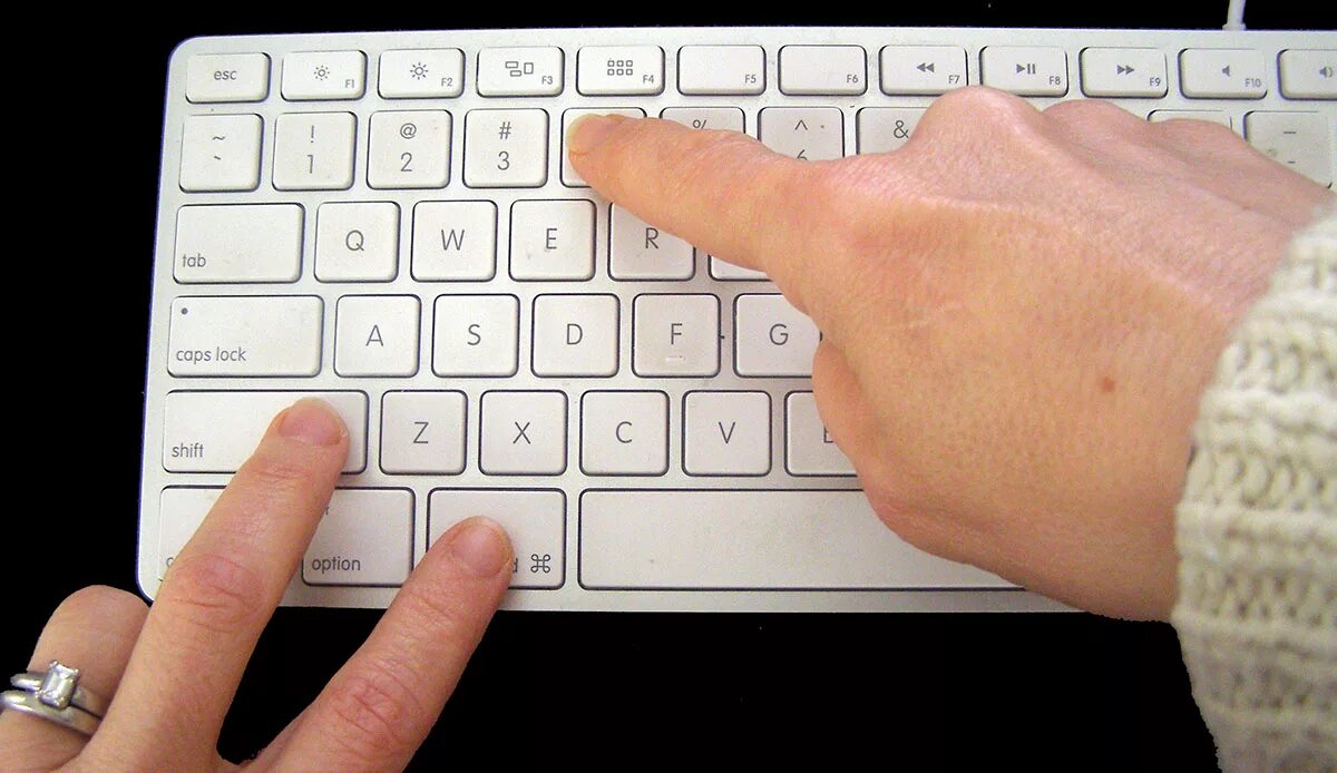 Как сделать видео на клавиатуре. Скриншот на клавиатуре apple. принтскрин на клавиатуре мак. принтскрин на клавиатуре apple. клавиша win на клавиатуре макбука.