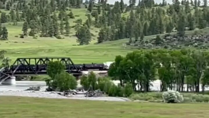 Мост через речку. Мост США. Автомобили из Йеллоустоун. Обрушение ЖД моста в штате Монтана на реке Йеллоустоун.