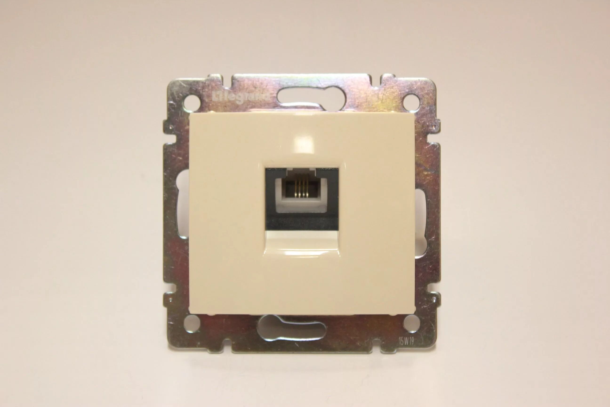 Розетки rj45 legrand valena. Розетки rj45 legrand valena. 5е utp, белая valena, 774230 legrand сертификат. Розетки rj45 legrand valena. Розетка legrand valena rg45.