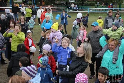 Первоклашки на ступеньках школы суета