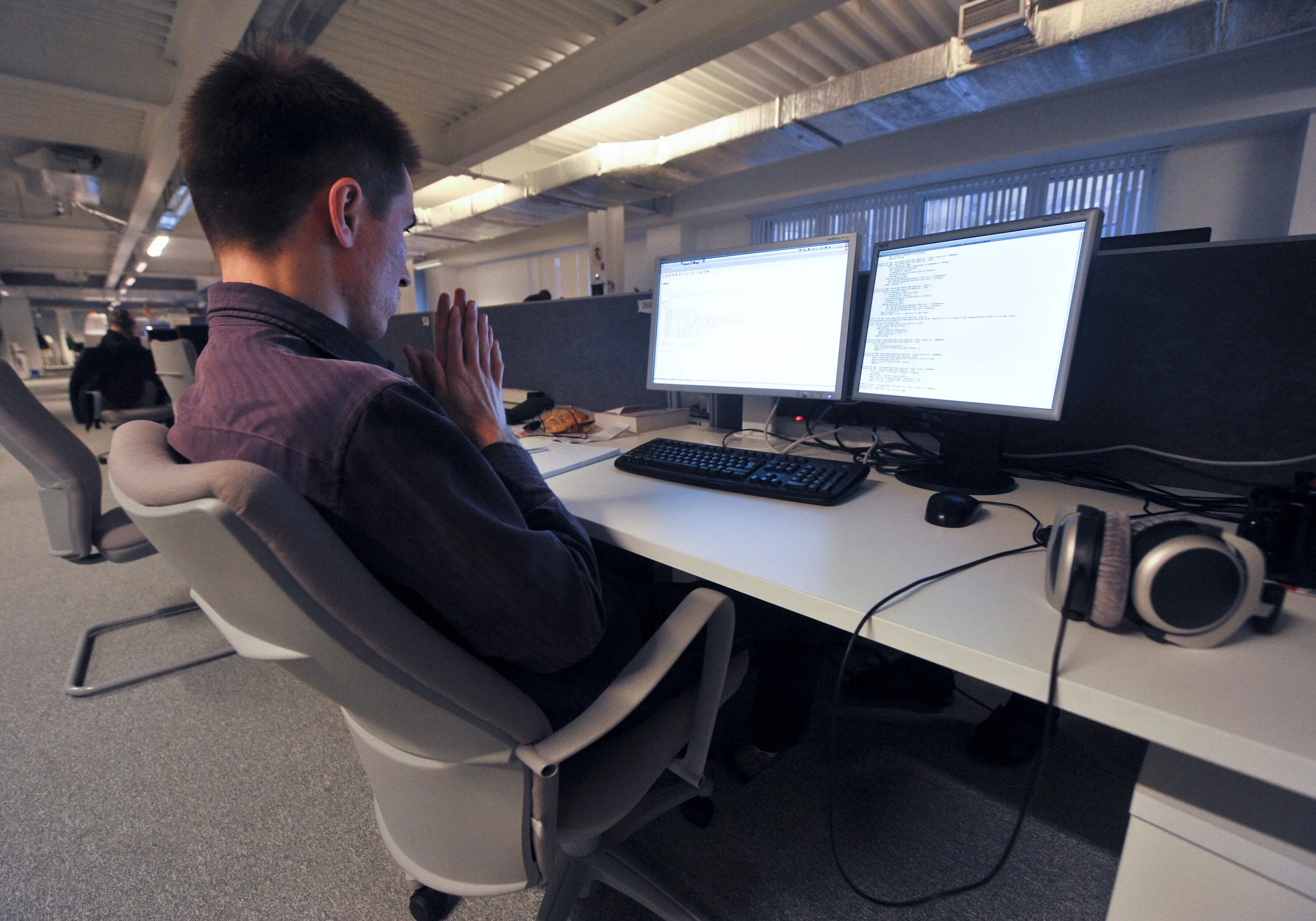 Компьютер и человек. Человек за компом. Программист картинки. Ботан за компьютером. Человек за компьютером.