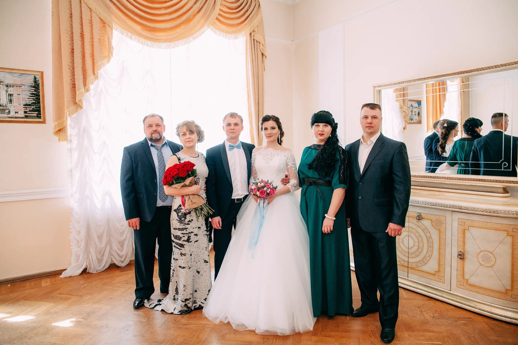 Загс родители. Свадьба гости загс. Загс татищево саратовской. Благословение жениха и невесты родителями. Фото в загсе с родителями.