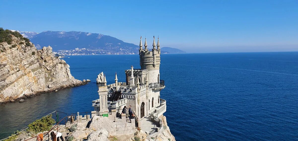 Южный берег крыма ласточкино гнездо. Куда пойти в крыму. Ялта гора ай-петри подвесные мосты. Набережная имени ленина ялта. Куда пойти в крыму.