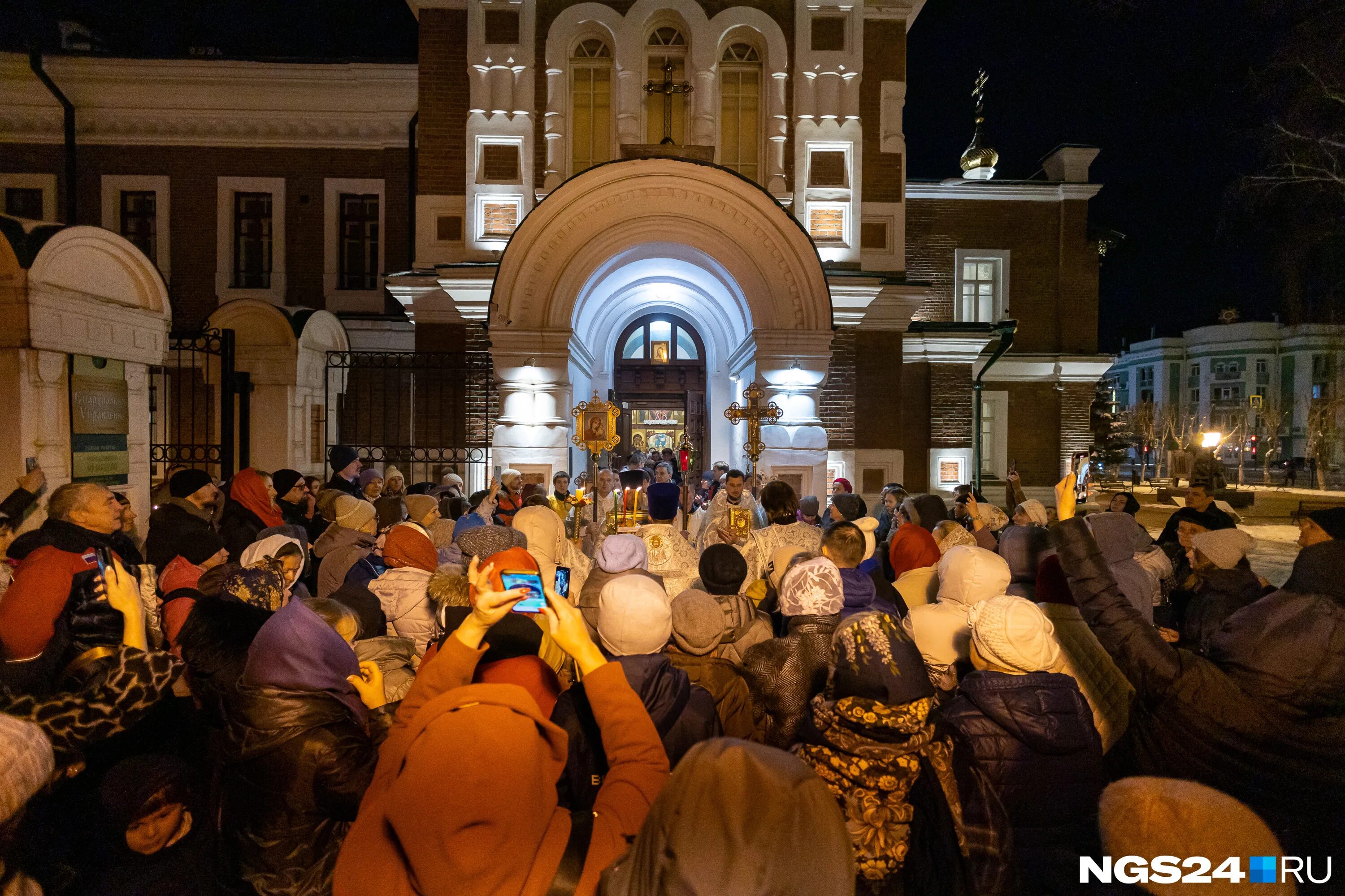 Пасха 2024 спб. Пасхальная ночь. Храм в пасхальную ночь. Люди в храме. Пасхальная служба в храме.