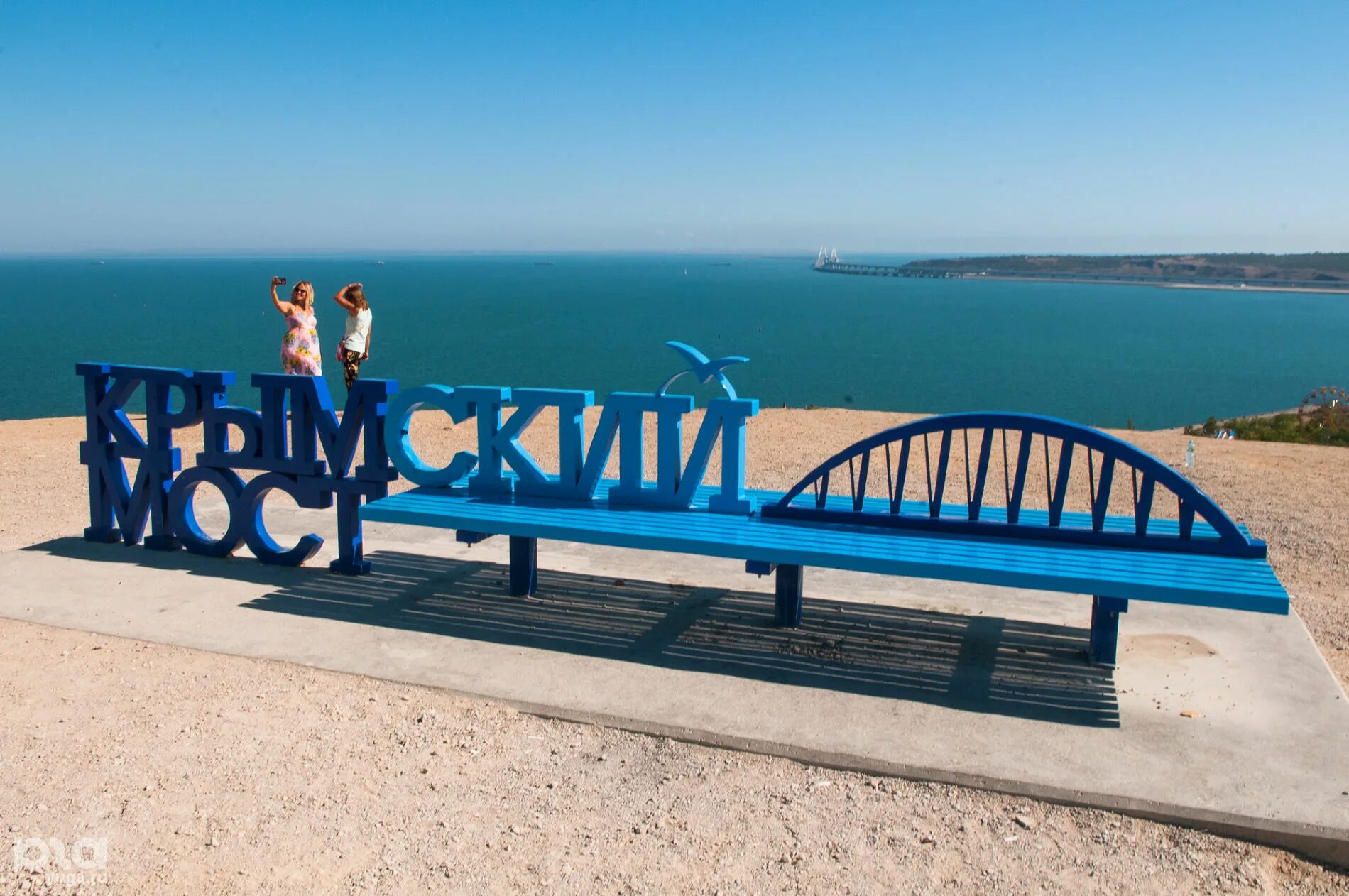 Площадка крымский мост. Гора Митридат лавочка Крымский мост. Керчь скамейка Крымский мост. Лавочка Крымский мост в Керчи. Керчь Митридат Крымский мост.