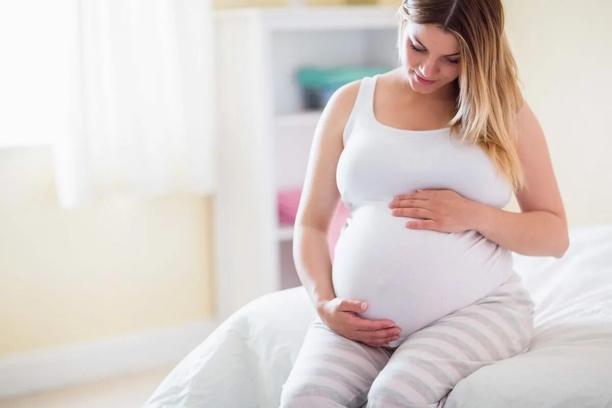 Woman is pregnant. Беременных женщин. Беременные женщины фотосток.