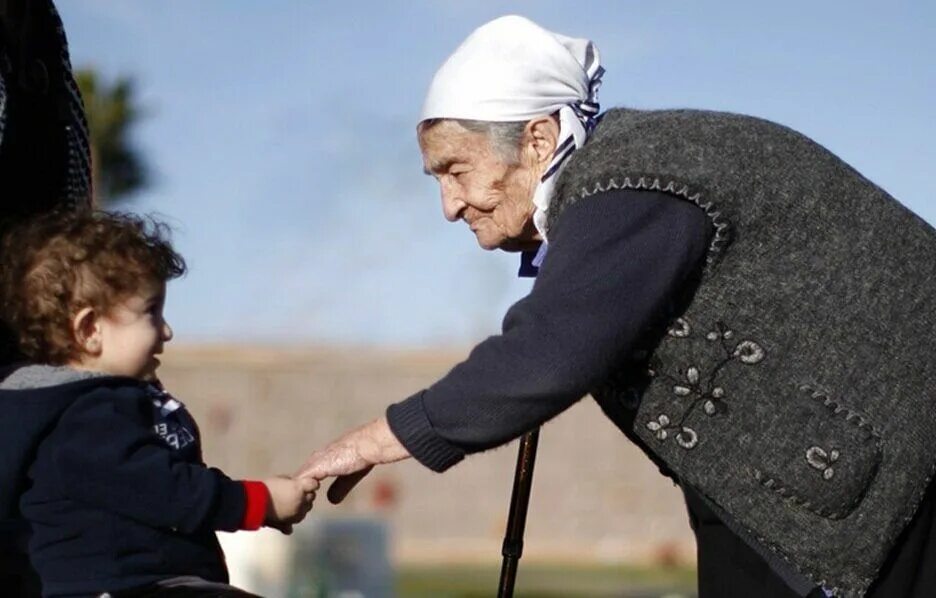 Уважение старших. Отношение к детям и старикам. Почтение к старшим. Уважение к старшим на Кавказе. Младший приветствует старшего