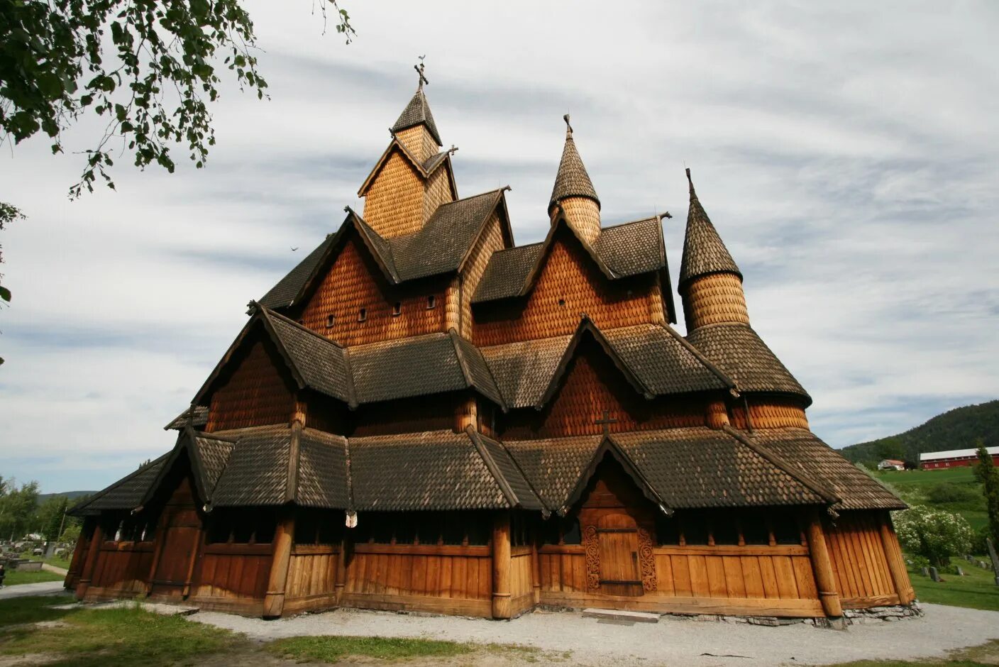 Wooden church. Деревянная Церковь Хеддал. Деревянный храм. Самый большой деревянный храм. Высокая деревянная Церковь.