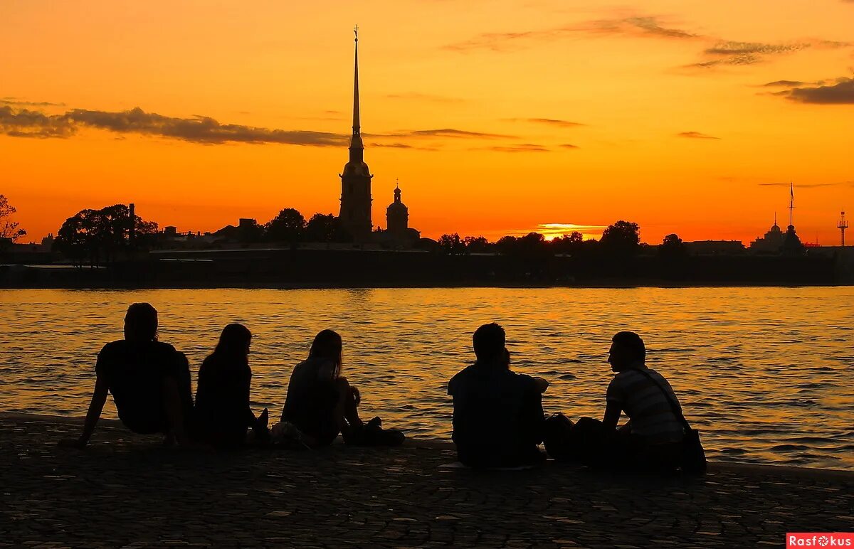 Крыши питера ночью. Парень и девушка на набережной. Прогулка вечером. В питере ночь гуляли всю ночь. Ночь романтика.