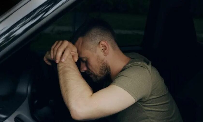 Вождение после перерыва. Мужчина спящий в машине. Сон парень за рулем машины.
