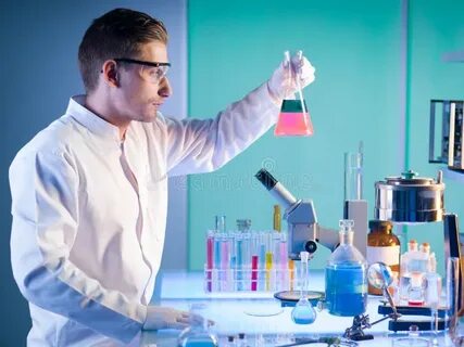 Человек работающий в лаборатории